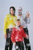 Michael-and-Macaulay-michael-jackson-and-macaulay-culkin-8671818-271-400.jpg