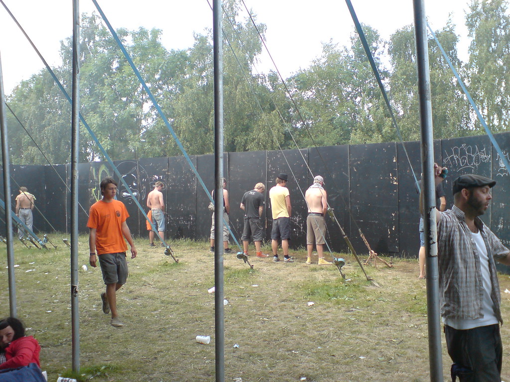 Boys Party Piss: People pissing on walls at the end of a concert at ...